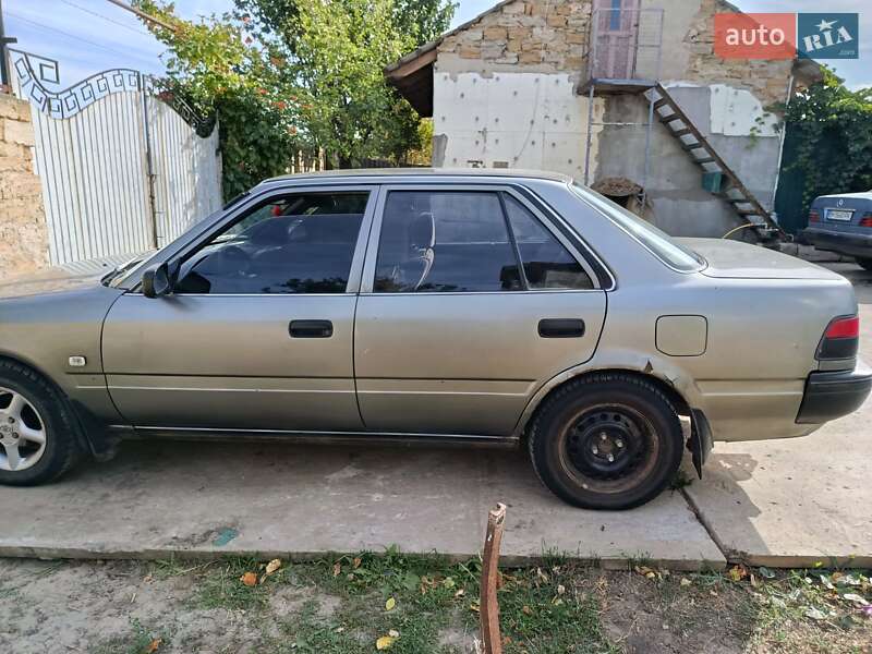 Седан Toyota Carina 1988 в Одесі