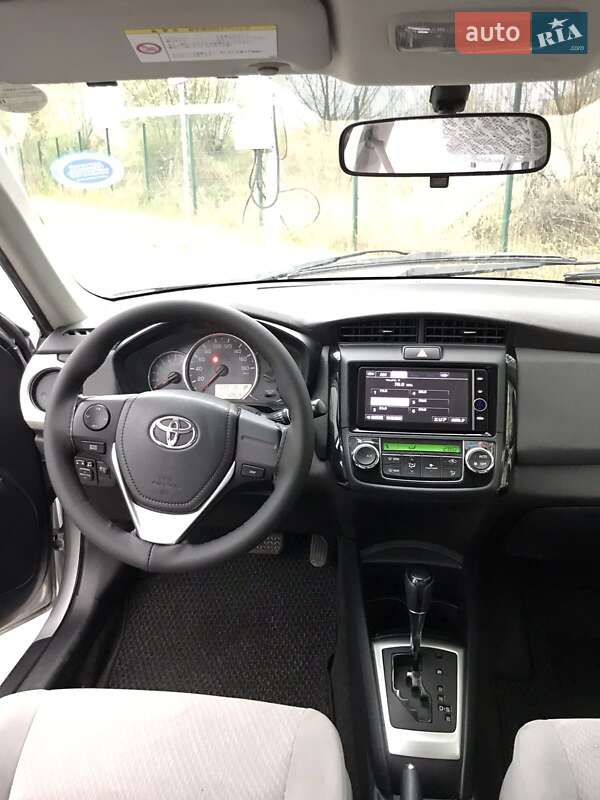 Седан Toyota Corolla Axio 2013 в Тячеві