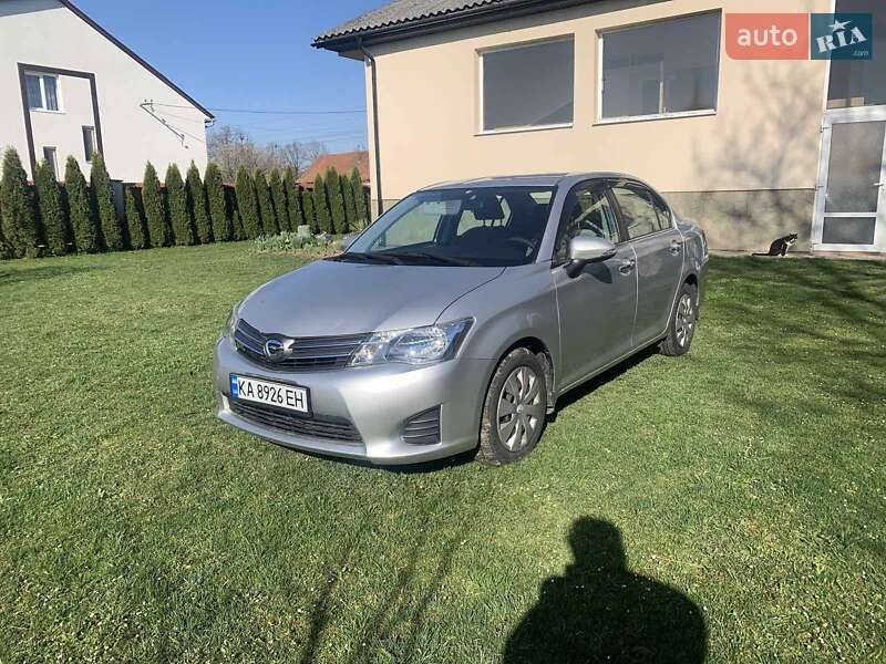Седан Toyota Corolla Axio 2013 в Тячеві