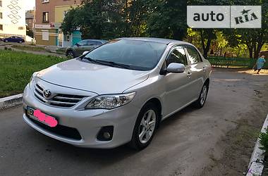 Седан Toyota Corolla 2012 в Ромнах