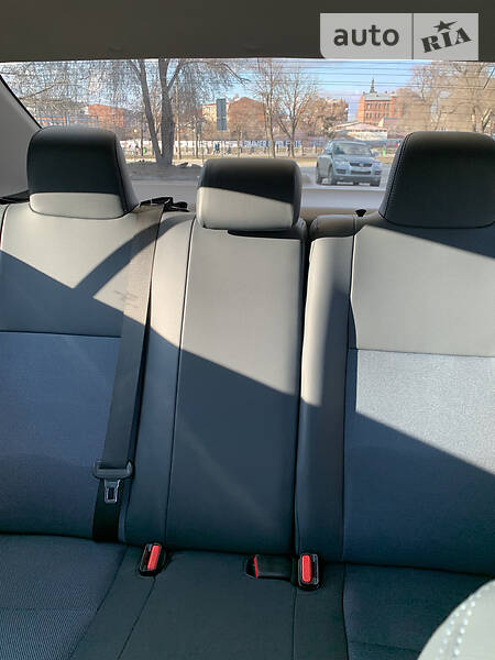 Седан Toyota Corolla 2015 в Маріуполі