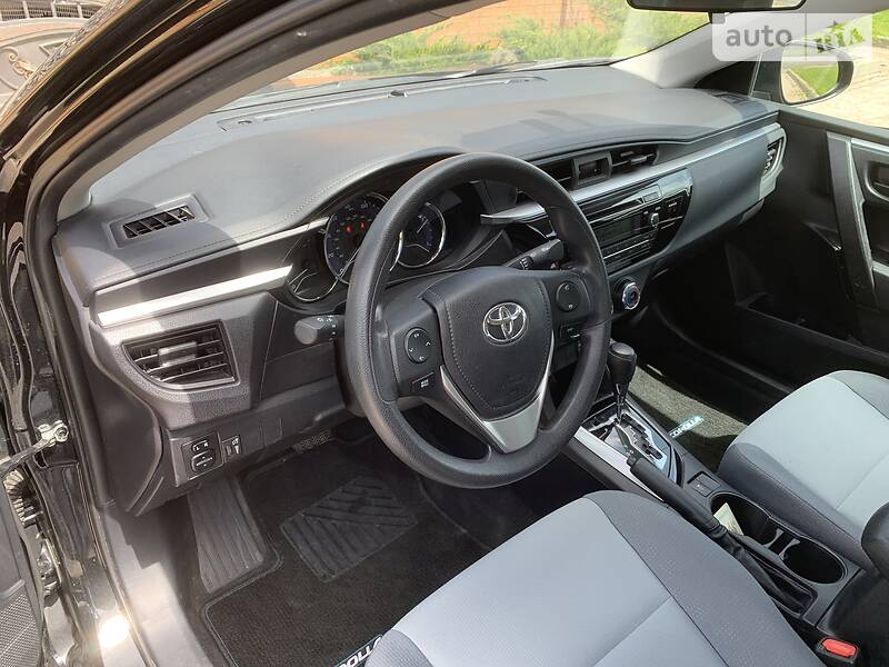 Седан Toyota Corolla 2015 в Пирятині