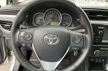 Седан Toyota Corolla 2016 в Чернівцях