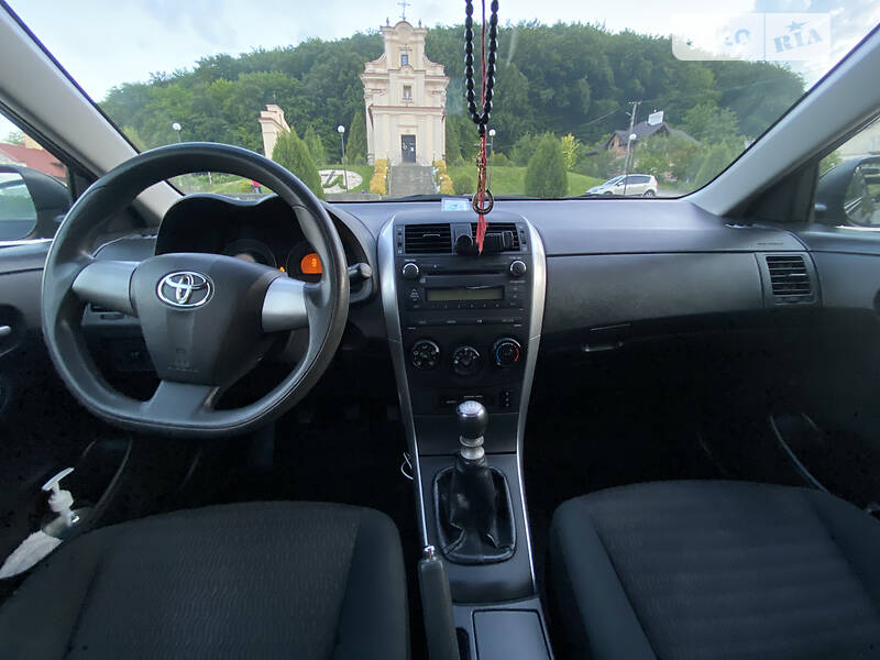 Седан Toyota Corolla 2010 в Львове