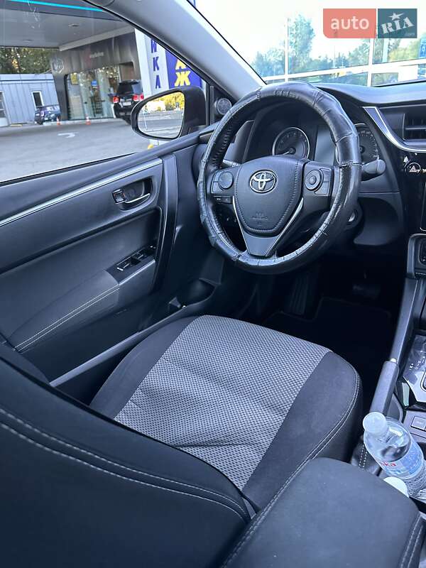 Седан Toyota Corolla 2018 в Днепре