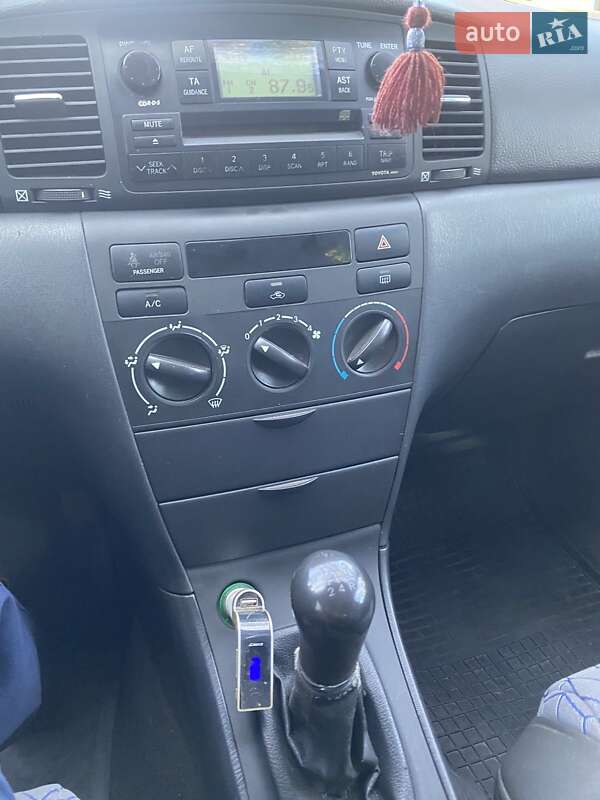 Седан Toyota Corolla 2005 в Полтаві