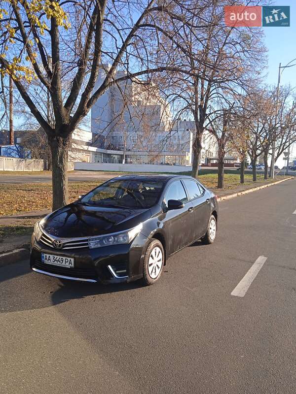 Седан Toyota Corolla 2014 в Киеве