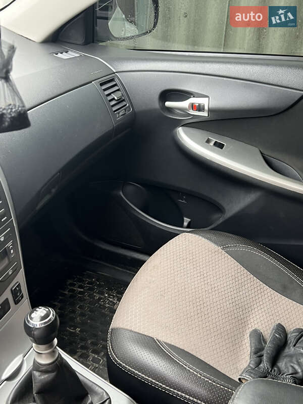 Седан Toyota Corolla 2011 в Мерефа