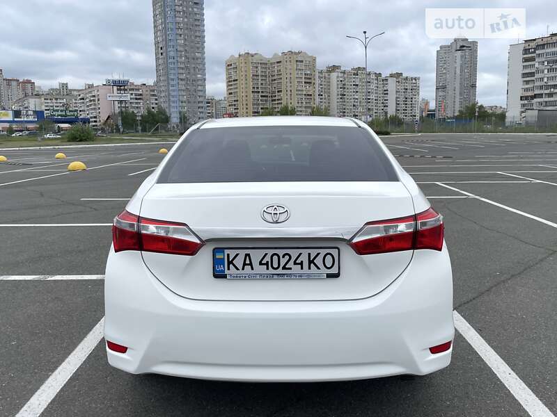 Седан Toyota Corolla 2017 в Киеве