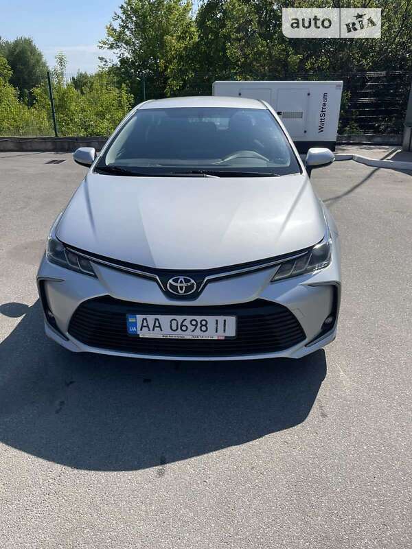 Седан Toyota Corolla 2019 в Киеве