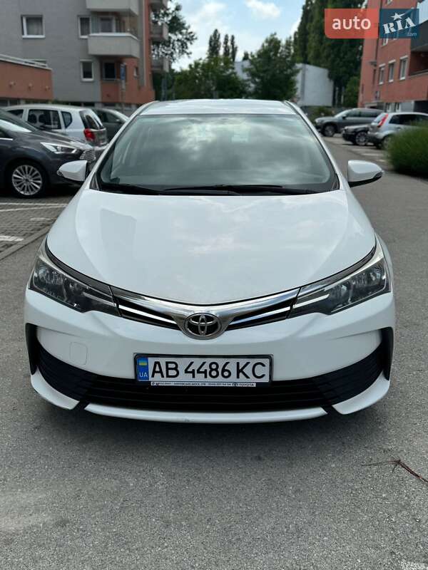 Седан Toyota Corolla 2017 в Виннице