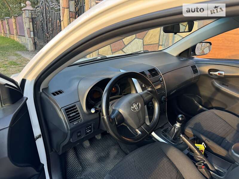 Седан Toyota Corolla 2011 в Надвірній