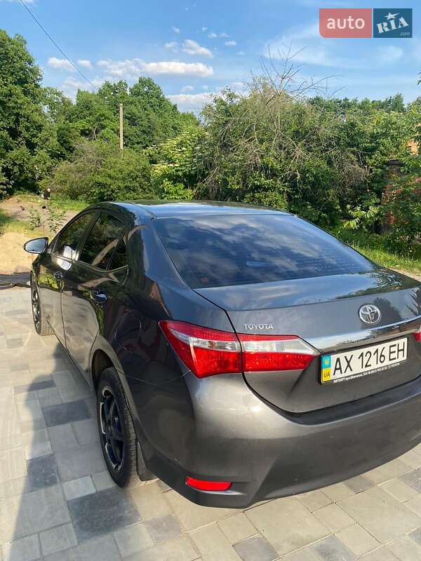 Седан Toyota Corolla 2014 в Полтаві