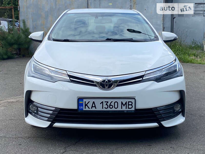 Седан Toyota Corolla 2016 в Чернигове