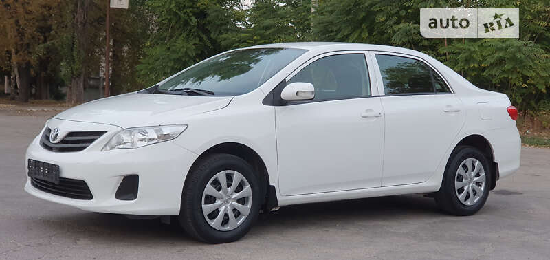 Седан Toyota Corolla 2012 в Жовтих Водах