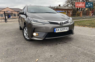 Седан Toyota Corolla 2016 в Краснограді