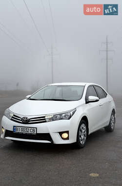 Седан Toyota Corolla 2013 в Полтаві