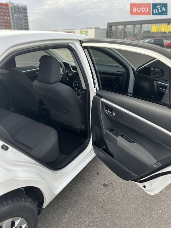 Седан Toyota Corolla 2017 в Киеве