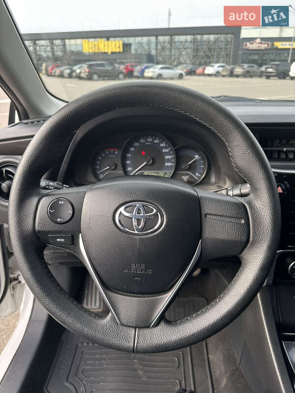 Седан Toyota Corolla 2017 в Киеве