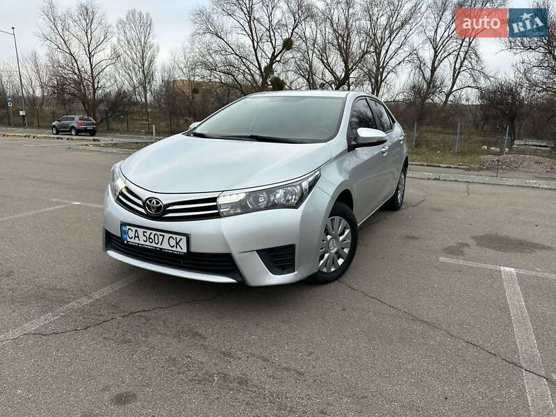 Седан Toyota Corolla 2013 в Киеве