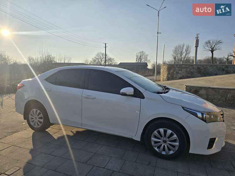Седан Toyota Corolla 2015 в Сокирянах