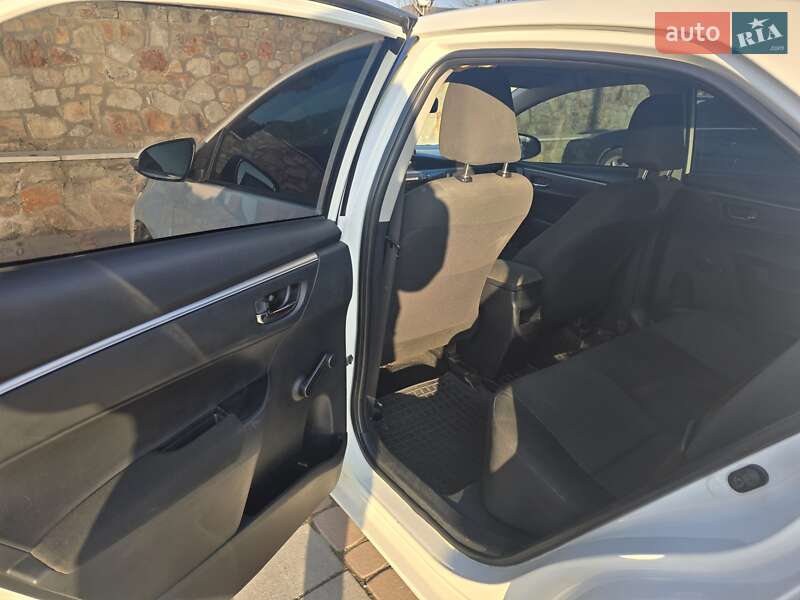 Седан Toyota Corolla 2015 в Сокирянах