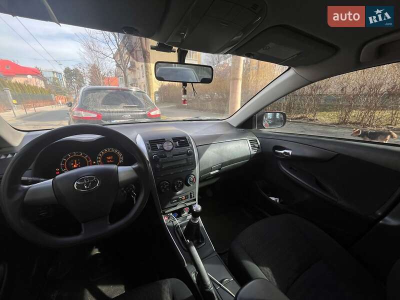 Седан Toyota Corolla 2012 в Львові