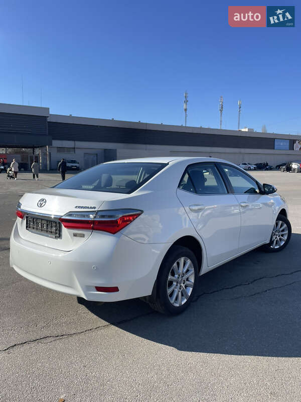 Седан Toyota Corolla 2016 в Киеве