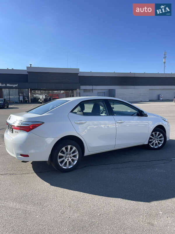 Седан Toyota Corolla 2016 в Киеве