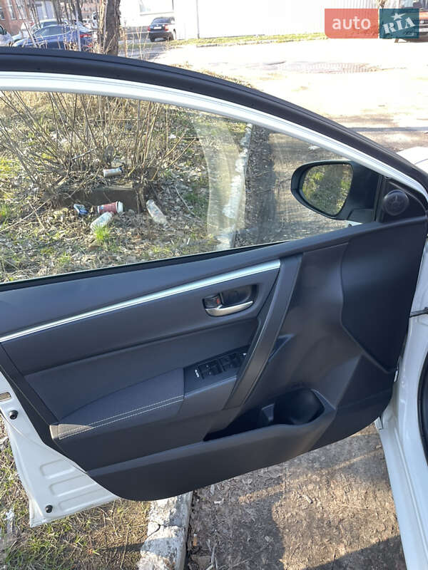 Седан Toyota Corolla 2016 в Киеве