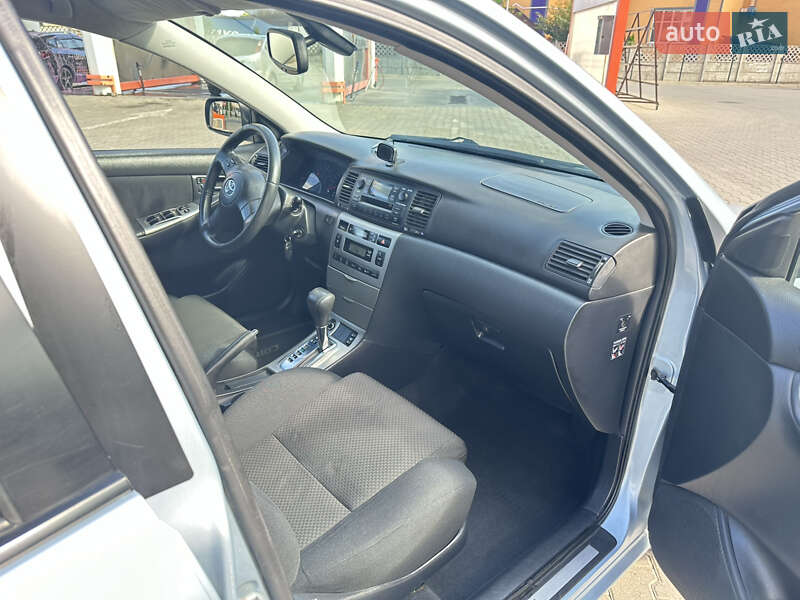 Хетчбек Toyota Corolla 2006 в Чернівцях