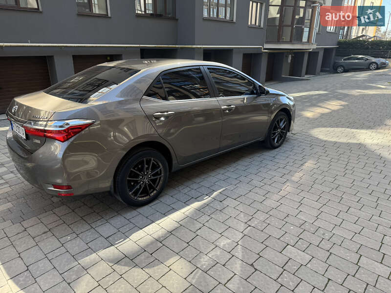 Седан Toyota Corolla 2016 в Ивано-Франковске