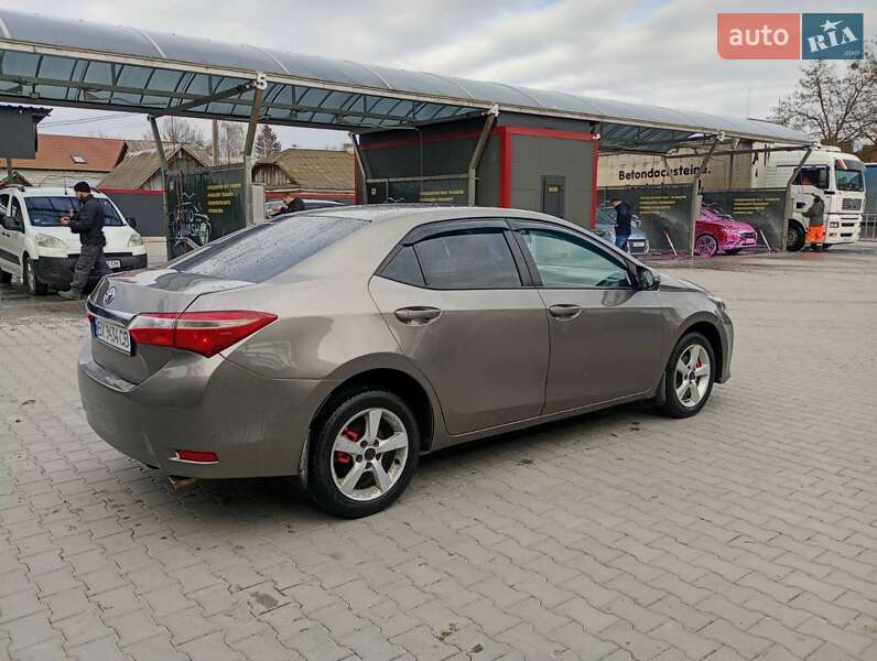 Седан Toyota Corolla 2013 в Мирополі