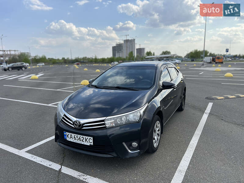 Седан Toyota Corolla 2015 в 