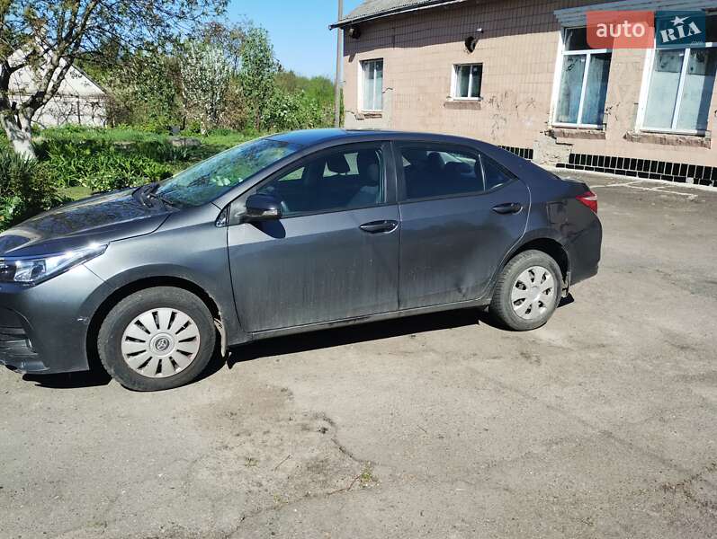 Седан Toyota Corolla 2017 в Луцьку