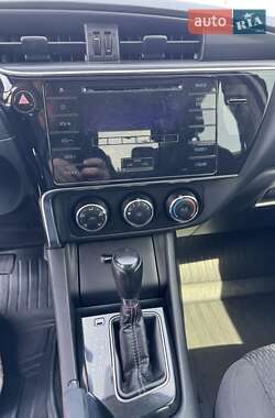 Седан Toyota Corolla 2017 в 