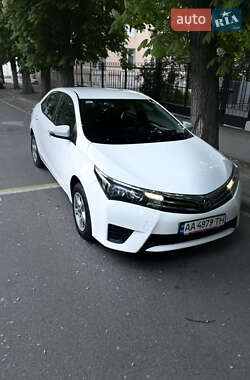 Седан Toyota Corolla 2015 в Чернигове