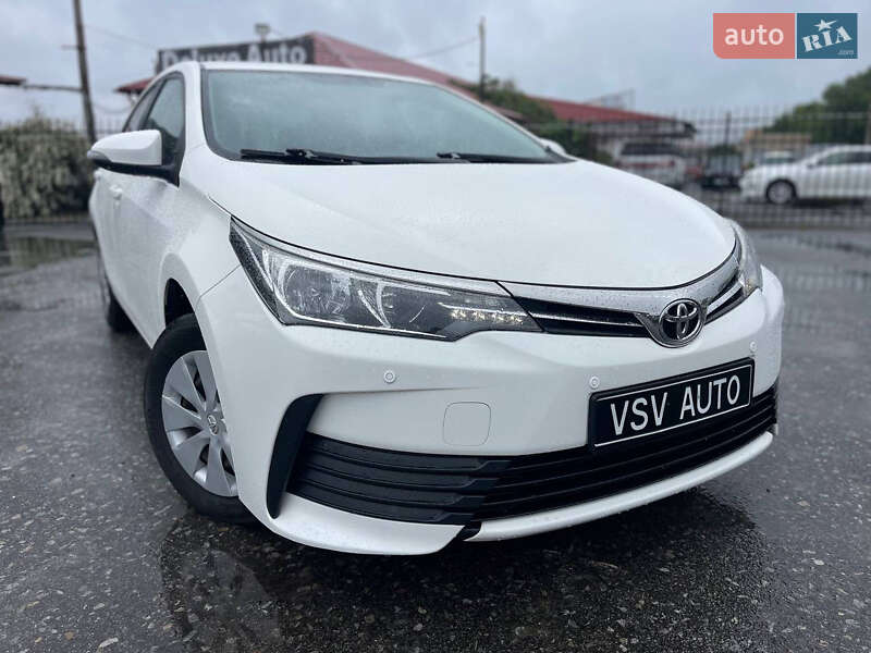 Седан Toyota Corolla 2016 в Киеве