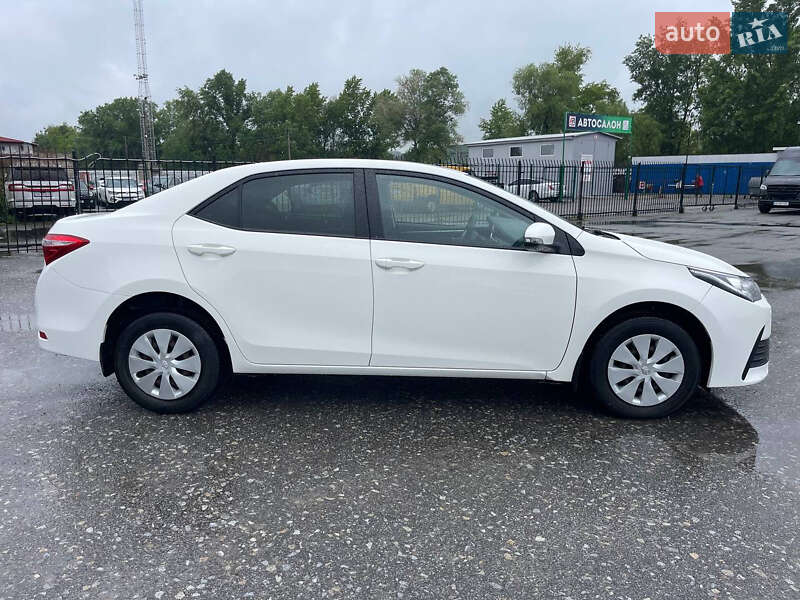 Седан Toyota Corolla 2016 в Киеве
