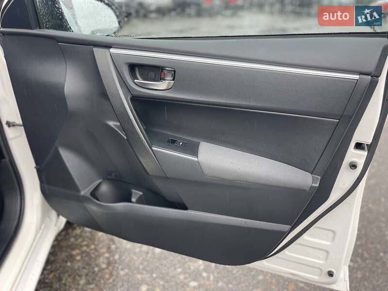 Седан Toyota Corolla 2016 в Киеве