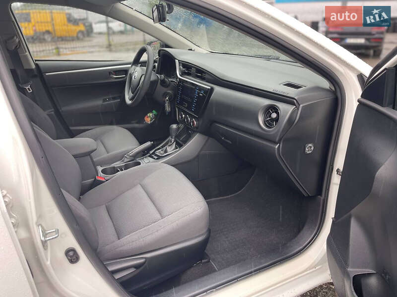 Седан Toyota Corolla 2016 в Киеве