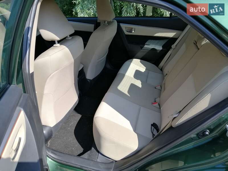 Седан Toyota Corolla 2015 в Ужгороді