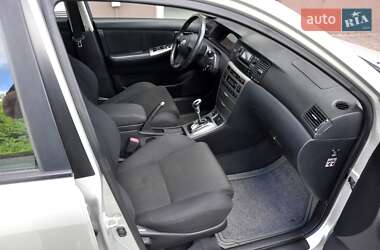 Хэтчбек Toyota Corolla 2004 в 