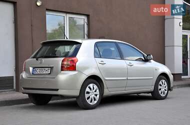 Хэтчбек Toyota Corolla 2004 в 