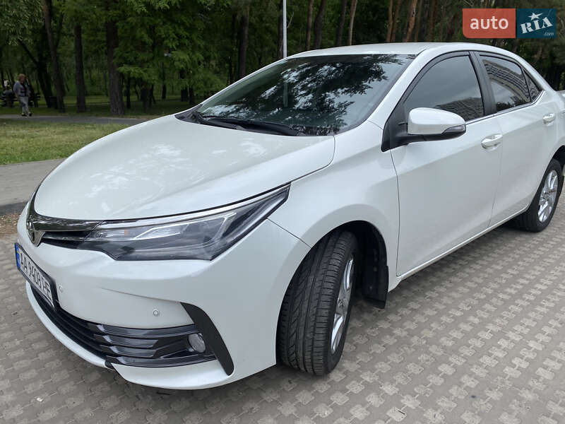 Седан Toyota Corolla 2016 в Киеве