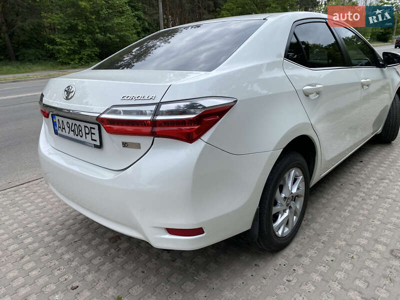 Седан Toyota Corolla 2016 в Киеве
