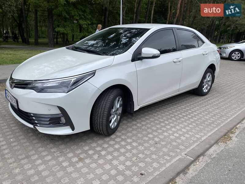 Седан Toyota Corolla 2016 в Киеве