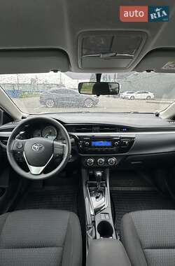 Седан Toyota Corolla 2015 в 