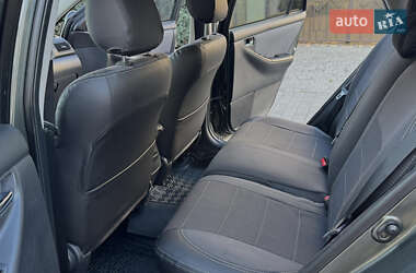 Хэтчбек Toyota Corolla 2003 в 