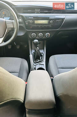 Седан Toyota Corolla 2013 в 